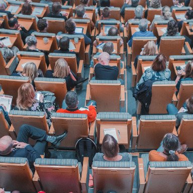 Lernen Sie uns auf Konferenzen,
				Workshops oder bei Fachvorträgen persönlich kennen.